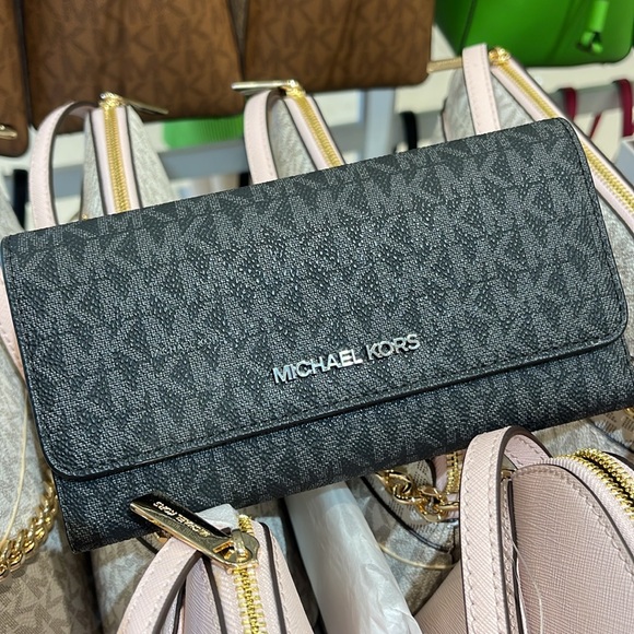 Michael Kors Jet Set Large Signature Logo Tri-Fold Wallet
Black 
NWT - Picture 5 of 16